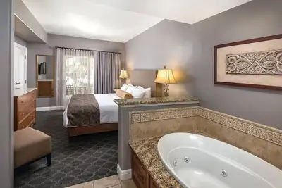 Image de 10 minutes to BottleRock / 1 bedroom with a full kitchen and jet tub