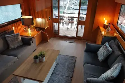 Image de Yacht attrayant avec terrasse sur le toit