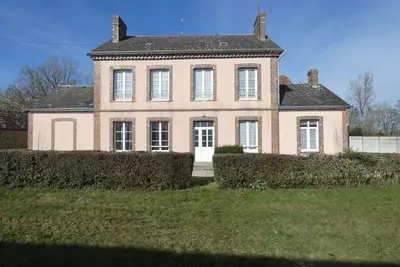 Image de Maison de caractère avec jardin clos, idéale pour familles, proche sentiers de randonnée