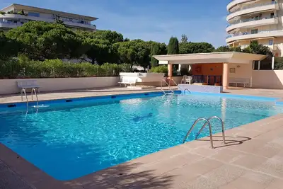 Appartement contemporain a 5mn a pied  de la plage avec piscine