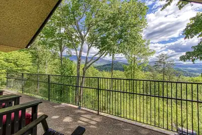 Image de Sprawling Gatlinburg estate with incredible mountain views & a famous pedigree!
