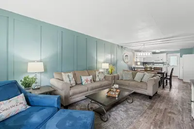 Image de 🐢 Turtle's Nest | Steps from the Beach | Beach Service, Pool & Top Amenities! 🌊