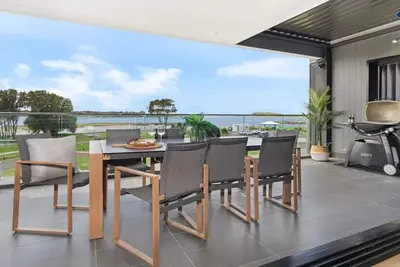 Image de Luxe by the Lake – Stay 5, Pay 4!