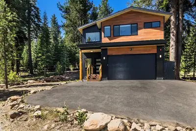 Image de Pine Cone Place_Brand New Build, Ev Charger, Hydronic Heat, Steam Shower, 500g Wifi, Arcade & Ps4