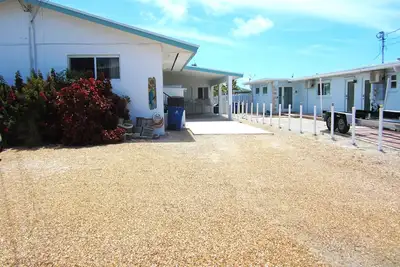Image de Maria's Neat & Clean. Dock, Near the private Pool Club