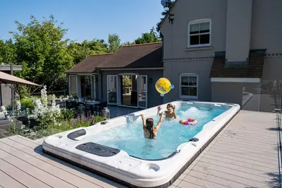 Image de Moonwood House - Welcome to country living at its very finest.