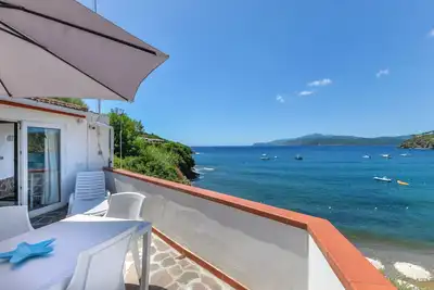 Image de Appartement 'Villa Oda - Trilocale Sul Mare' avec vue sur la mer, Wi-Fi et climatisation.