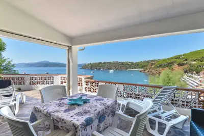 Image de Appartement 'Villa Oda - Monolocale Sul Mare' avec vue sur la mer, Wi-Fi et climatisation.