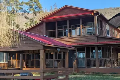 Image de Beautiful rustic lodge located on Lake Guntersville with private boat ramp/dock