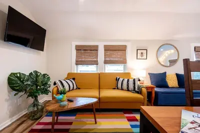 Image de The Back Yard-Upper |Walk to Downtown Lg |Balcony |Shared Yard for Games|Parking