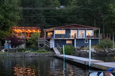 Image de Lakefront Home with Hot tub & Sauna!