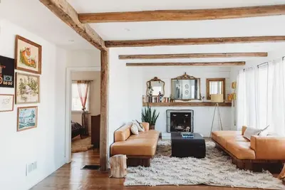 Image de Ode to the '70's private home with Hot Tub!
