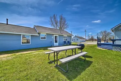 Image de Full Cabin: Steps to the Lake! Pet Friendly!
