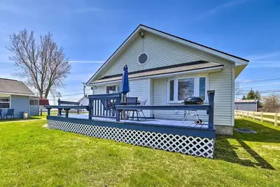 Image de New! Lake House w/ A/C & Huge Deck! Pet Friendly!