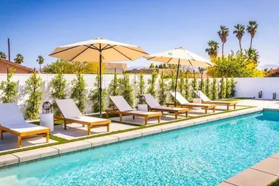 Stunning Villa w pool, mountain views and game room