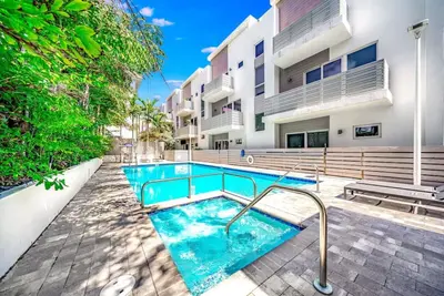 Image de Pool+Hot Tub+Sauna+Gym! 1 Minute Walk To Beach!