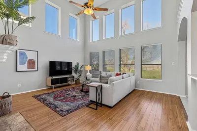 Image de Tch - Spacious 4bd/3. 5ba in The Colony w/Workspace