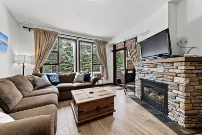 Image de Ski In/Ski Out to Private Hot Tub at Stones Throw