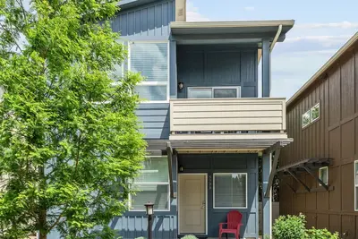 Image de 5799. Two Bedroom and 2 Bathroom, centrally located.