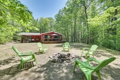 Image de Rose City Cabin w/ Fire Pit & Lake Access