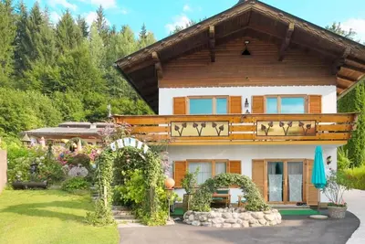 Image de Vacation home with lake view and private pool 2 minutes away from Lake Wörthersee