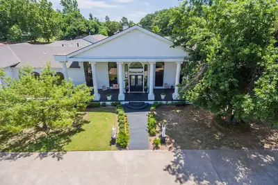 Image de Lewcy Manor 17, 000 sq ft Mansion on Lake Overholser