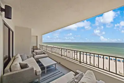 Image de Stunning Unit & Best Beach View Condo on the Island! !