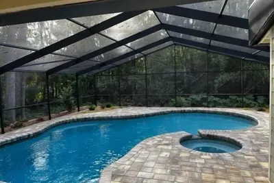 Image de Gator Pool and Hot Tub House -1. 5 miles to Stadium