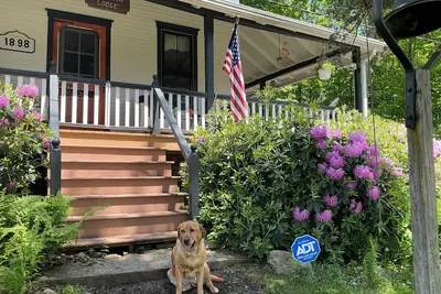 Image de Secluded, 1898 Farmhouse on 100 acres with mountaintop views. A hiker’s paradise