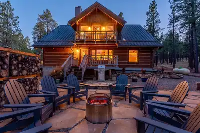 Image de Luxury Cabin – Whispering Pines, Wildlife, Trails, 5-Acres & Starry Skies