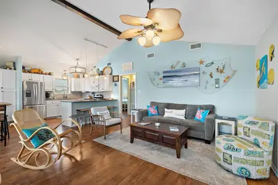 Image de Cozy beach house - 3 minute walk to beach - with everything you need to relax!