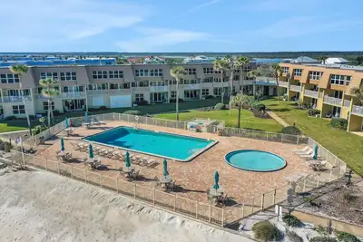 Image de Quality walkout unit, Steps from the sand, Ocean Views from living room