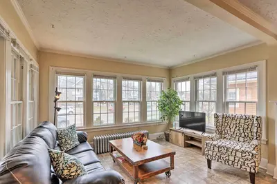 Image de Lakewood Home w/ Yard ~ 8 Mi to Cleveland!