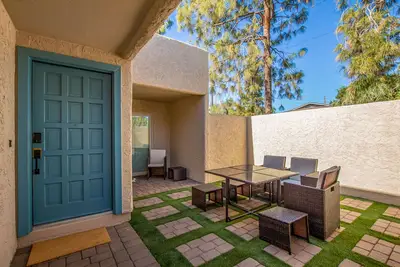 New! Remodeled! Close to Asu campus and Sloan Park! 1 King 2 Queens