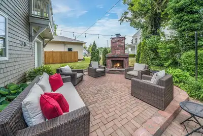 Image de Large 5 Bdrm Home w/Rec Room, Just Steps from South Beach