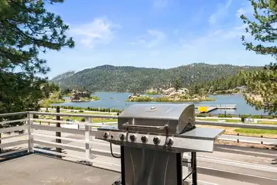 Image de Boulder Bay Lakefront Getaway - Across the street from the Lake, Foosball, Bbq