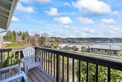 Image de Sound View Stay-2 Br Duplex Unit w/ Water Views