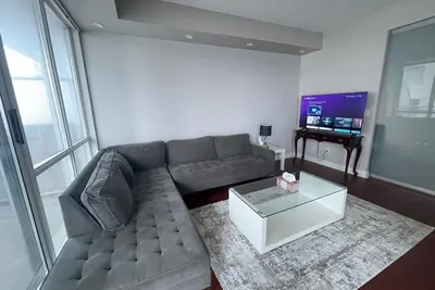 Image de Downtown Toronto Core - Dundas Square - Spacious Prime Location