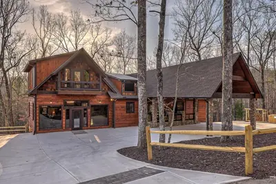 Image de Luxe Mountain Retreat - Pet Friendly | Multiple Outdoor Living Areas | Hot Tub | Game Room