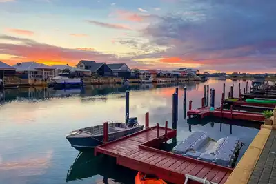 Image de Canal Vista - waterfront, dolphins, swans and sun in Halls Head, Mandurah