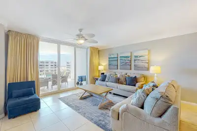 Image de Bayfront condo steps to beach with waterfront balcony, pool, & lazy river