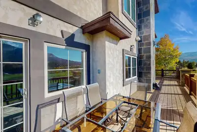 Image de Luxe home on Gypsum Creek Golf Course with fireplace and mountain views