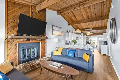 Image de Charming dog-friendly townhouse with ocean view, beach access, & W/D