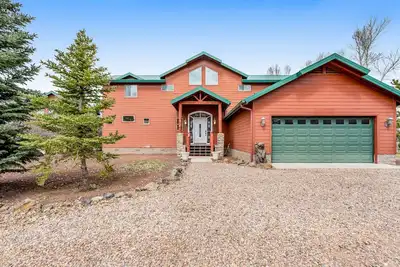 Image de Spacious lakefront home with deck, private dock, & W/D