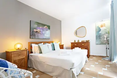Image de Bien décorée, accueillante, avec accès à la piscine.