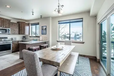 Image de *Free Kayaking* Stylish Corner Condo | Patio + Fireplace | Sleeps 8 | 5 Min to Lake & Deer Valley