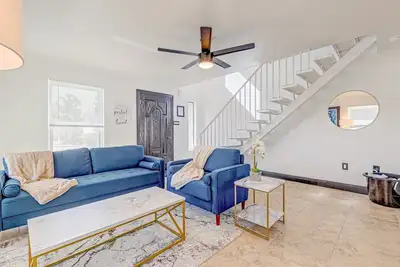 Image de Dog-friendly duplex with fenced yard, private outdoor living, Ac, & washer\/dryer