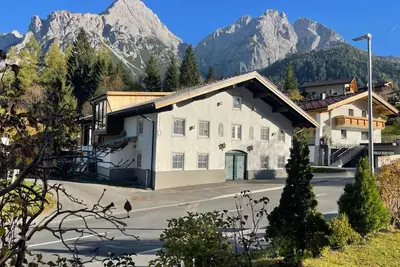 Image de Maison de groupe spacieuse avec sauna et jardin