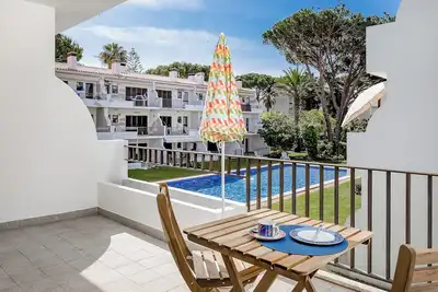 Image de Appartement de vacances 'Moura Mar' avec piscine partagée, jardin partagé et Wi-Fi.