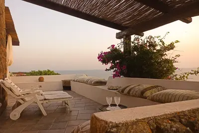 Maison de vacances \"Antico Dammuso Al Tramonto\" avec vue sur mer et jardin privé.